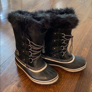 Sorel snow boots...great condition!! Size 5